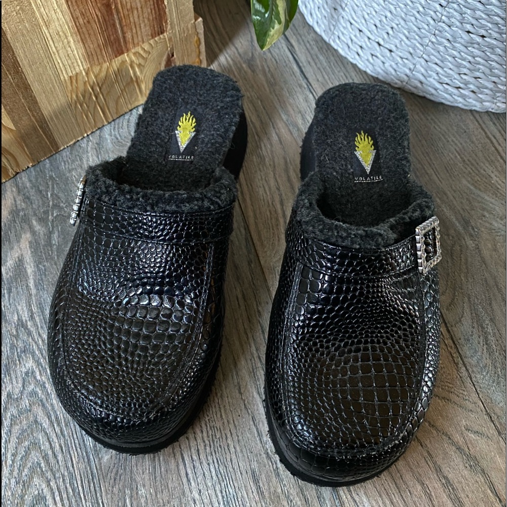 Volatile kids faux fur lined clogs